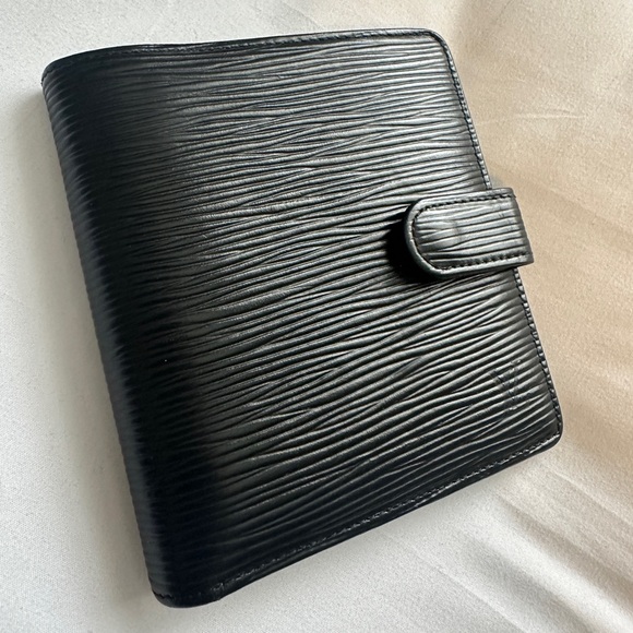 Louis Vuitton Black Epi Leather Wallet - Near Flawless ⭐️ Make an offer! ⭐️ - Picture 2 of 16